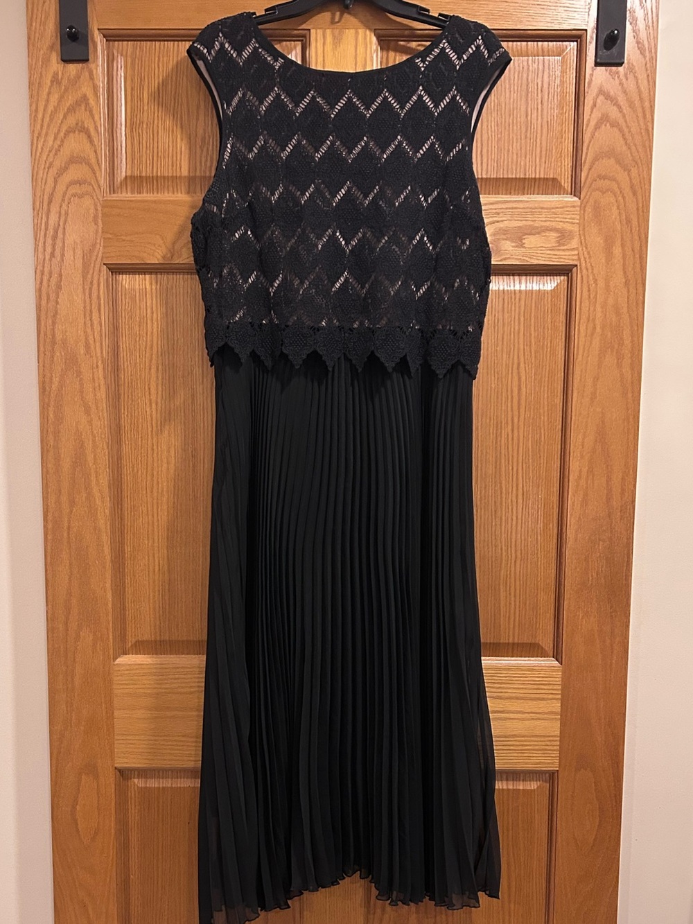 Reba Black Crochet Bodice Pleated Midi Dress Size Large Perfect for Black Tie